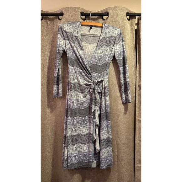 Like New BCBGMaxAzria Women's Grey and White Patterned Long Sleeve Dress - Picture 1 of 2